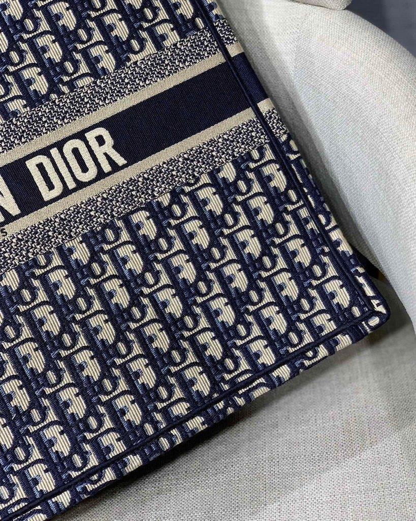 Dior M1286 Dior Book Tote Blue Dior Oblique Velvet