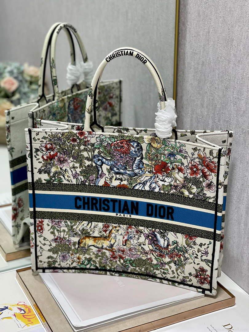 Dior M1286 Large Book Tote Latte D-Constellation Embroidery