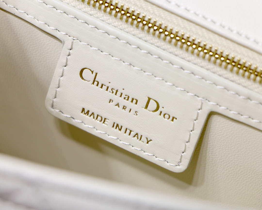 Dior M9242 Medium Quilted Macrocannage Calfskin White