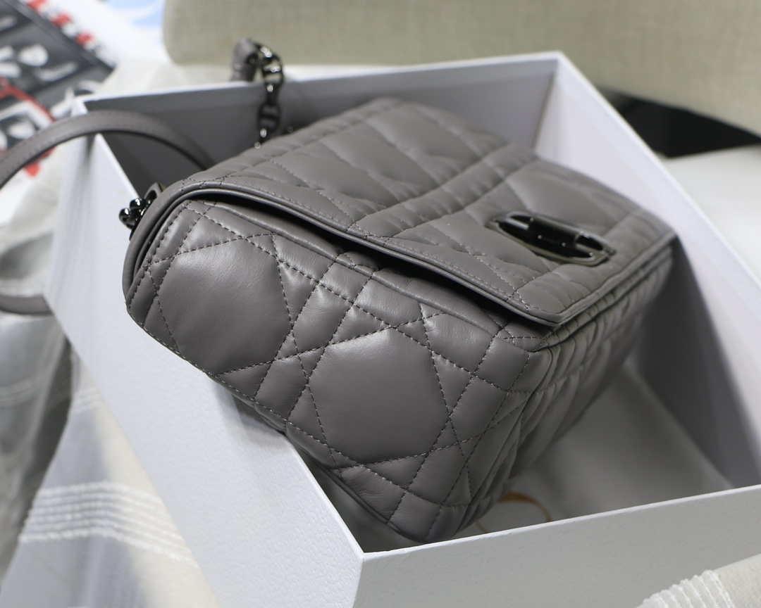 Dior M9243 Large Quilted Macrocannage Calfskin Gray