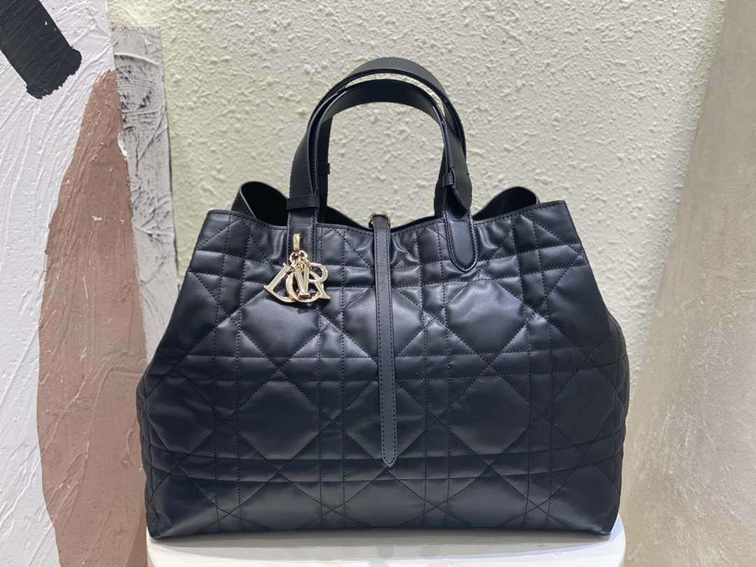 Dior M2820 Large Dior Toujours Bag Black Macrocannage Calfskin
