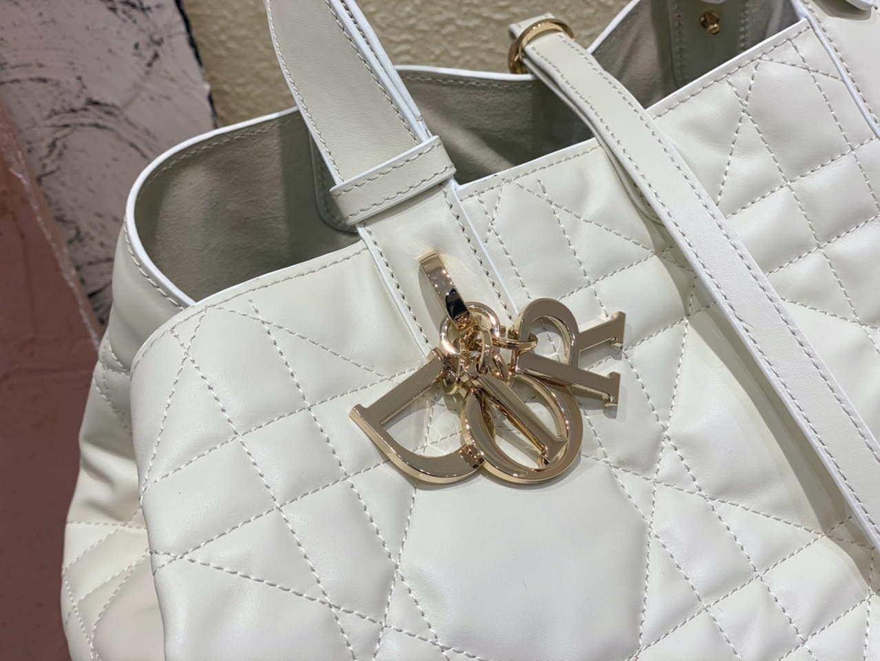 Dior M2820 Large Dior Toujours Bag White Macrocannage Calfskin