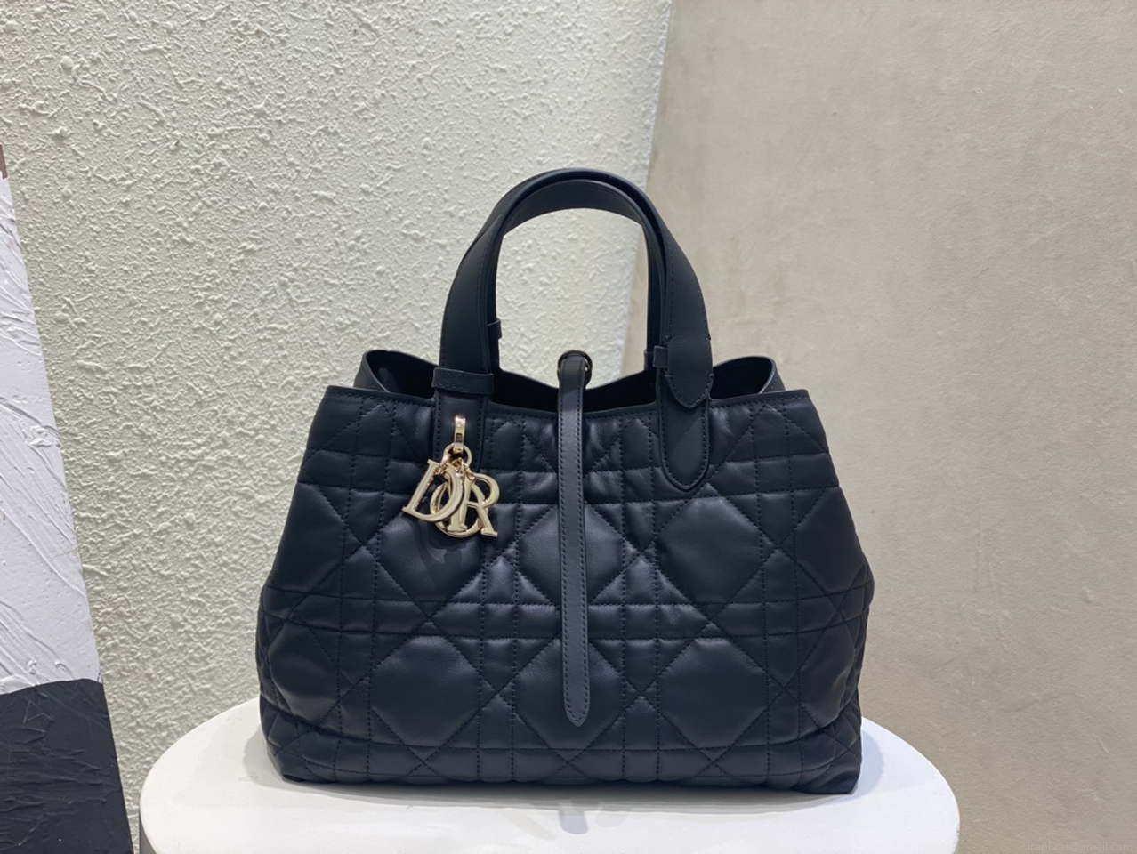 Dior M2821 Medium Dior Toujours Bag Black Macrocannage Calfskin