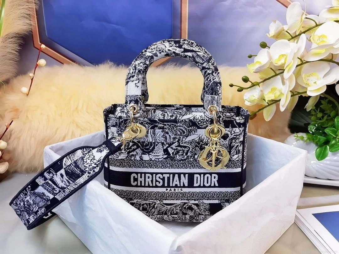 Dior M0565 Medium Lady D-Lite Black and White Toile de Jouy Embroidery M1021
