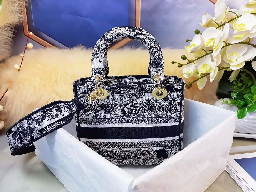 Dior M0565 Medium Lady D-Lite Black and White Toile de Jouy Embroidery M1021