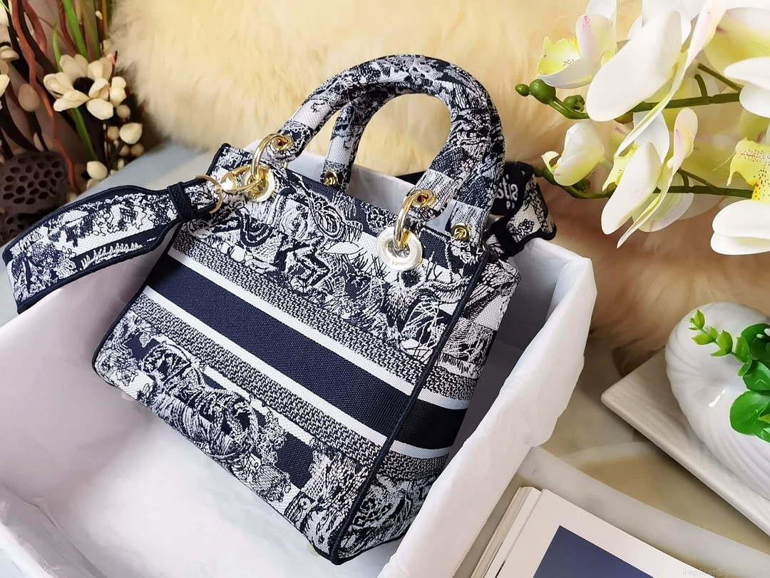 Dior M0565 Medium Lady D-Lite Black and White Toile de Jouy Embroidery M1021