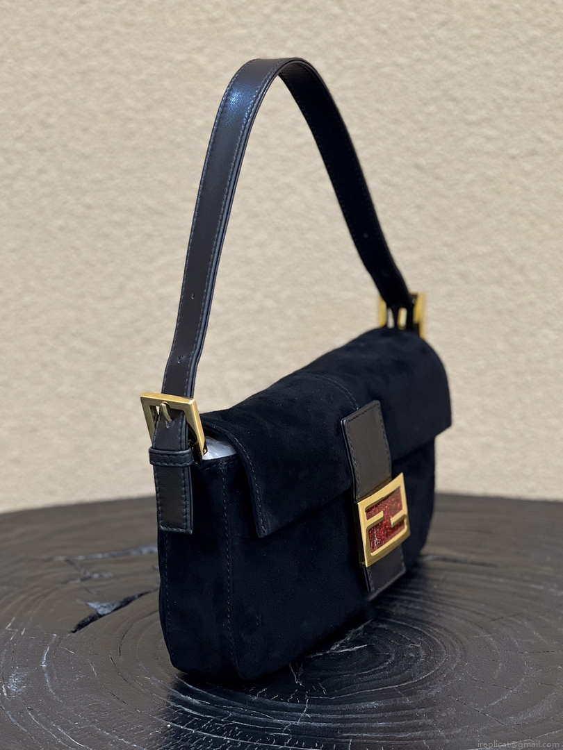 Fendi 8339 Baguette Middle Age Solid Color Series Underarm Bag Black