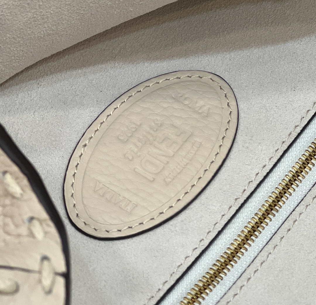 Fendi 8BR600 Baguette White full grain leather bag 8393