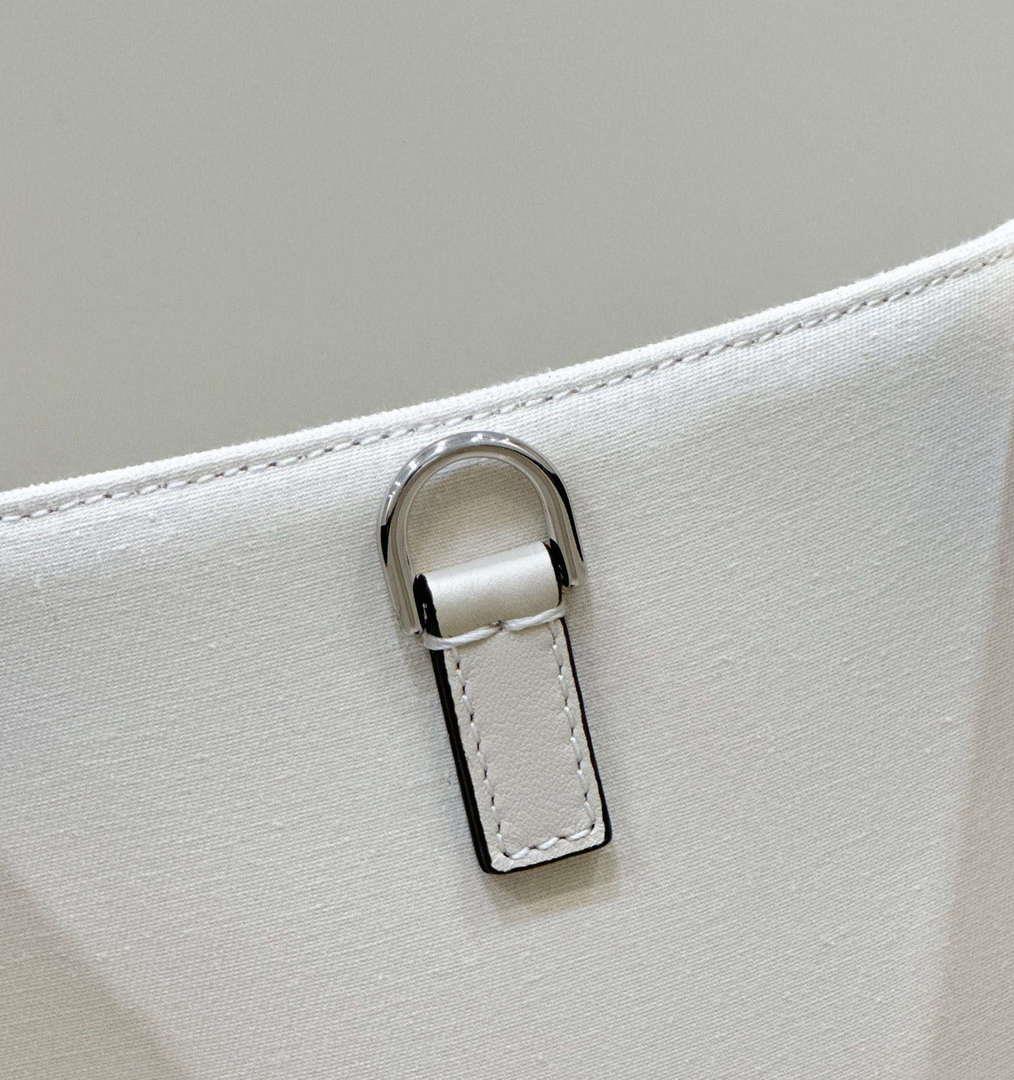 Fendi 8BH386 Fendi Sunshine Medium Blak and white leather shopper