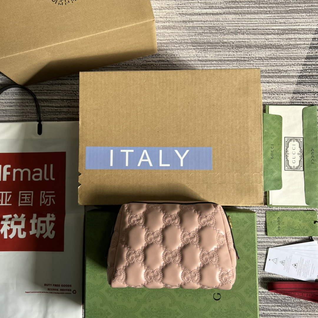 Gucci 726047 GG Matelassé Beauty Case Pink