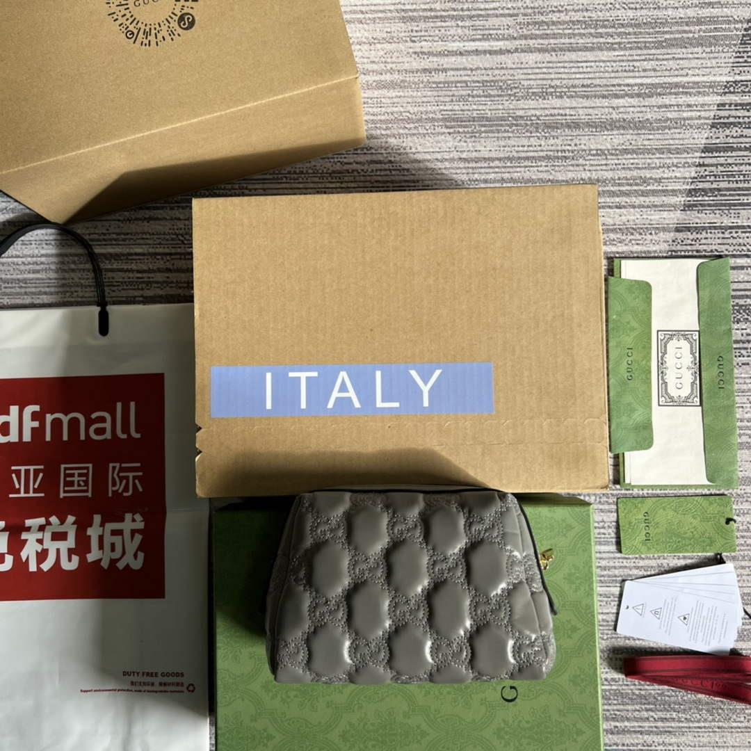 Gucci 726047 GG Matelassé Beauty Case Grey