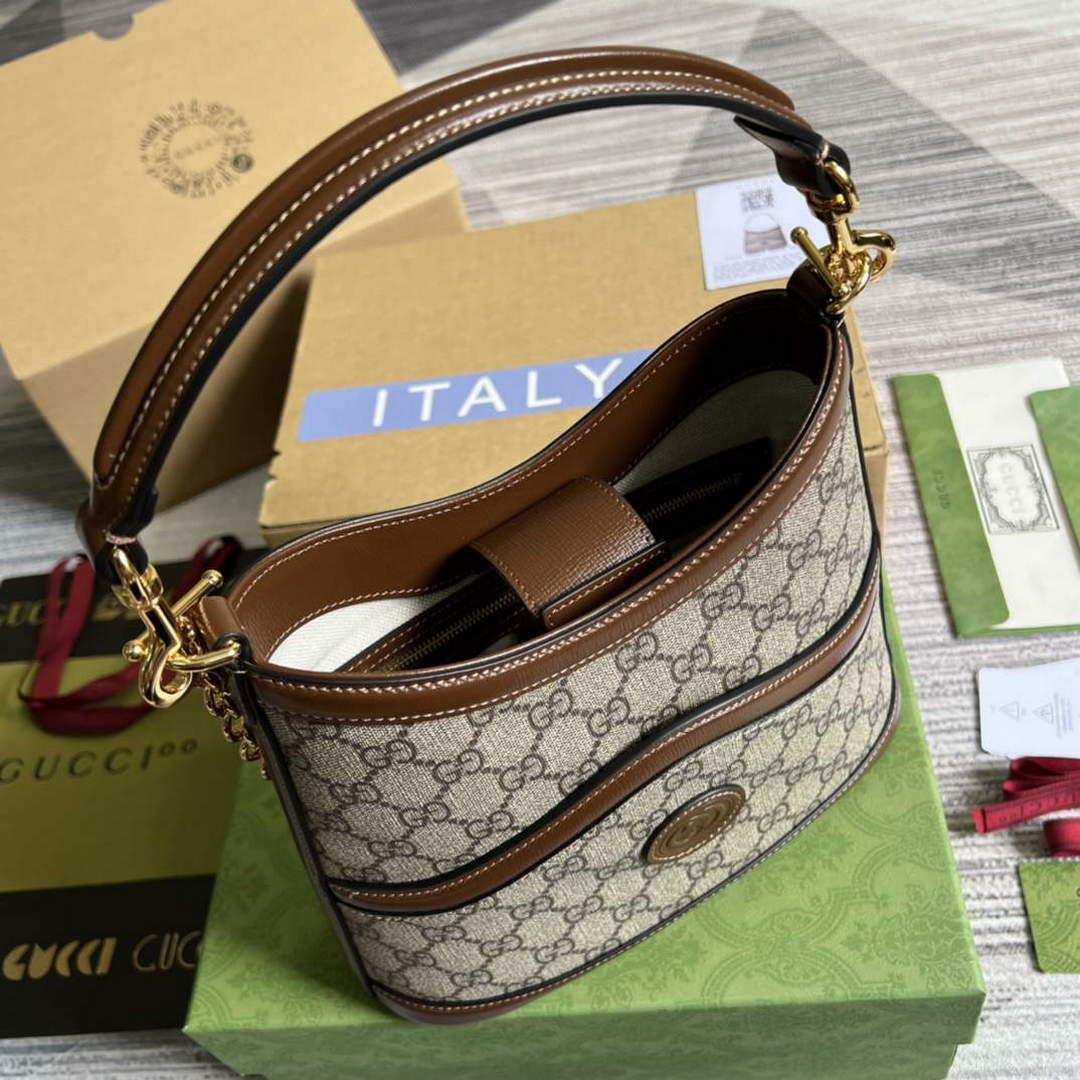 Gucci 696011 Large shoulder bag with Interlocking G Brown