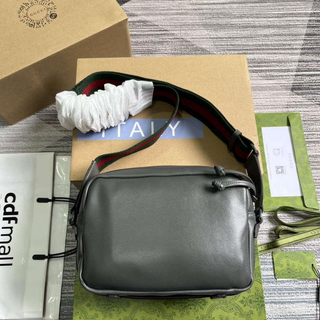Gucci 725696 Shoulder bag with tonal Double G Gray