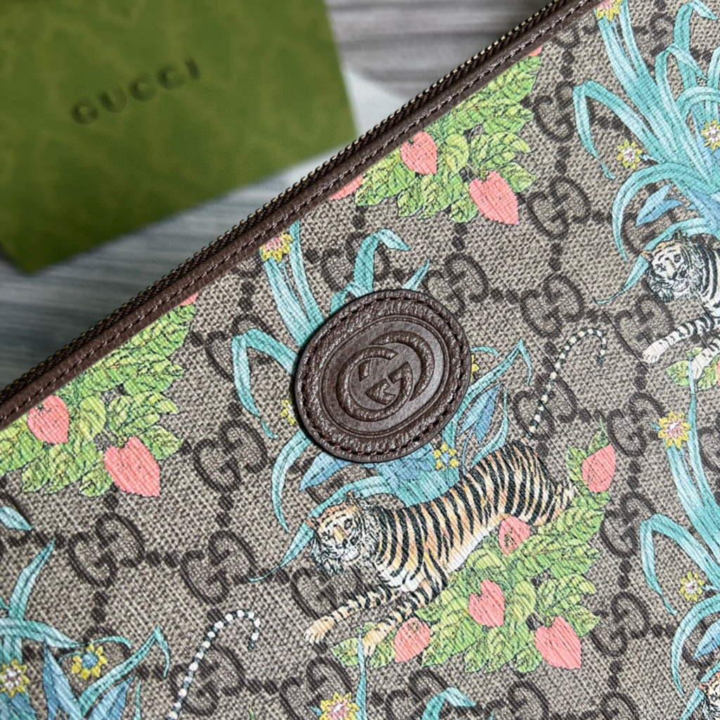 Gucci ‎688378 Gucci Tiger pouch Bag Brown