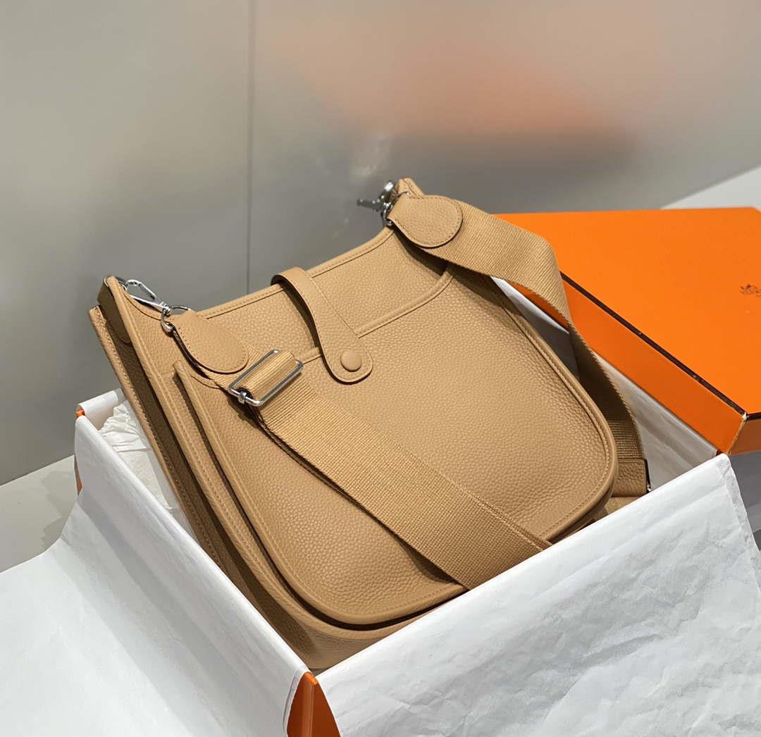 Hermes H083435 Evelyne III 29 Shoulder Bag Silver Hardware Milk tea
