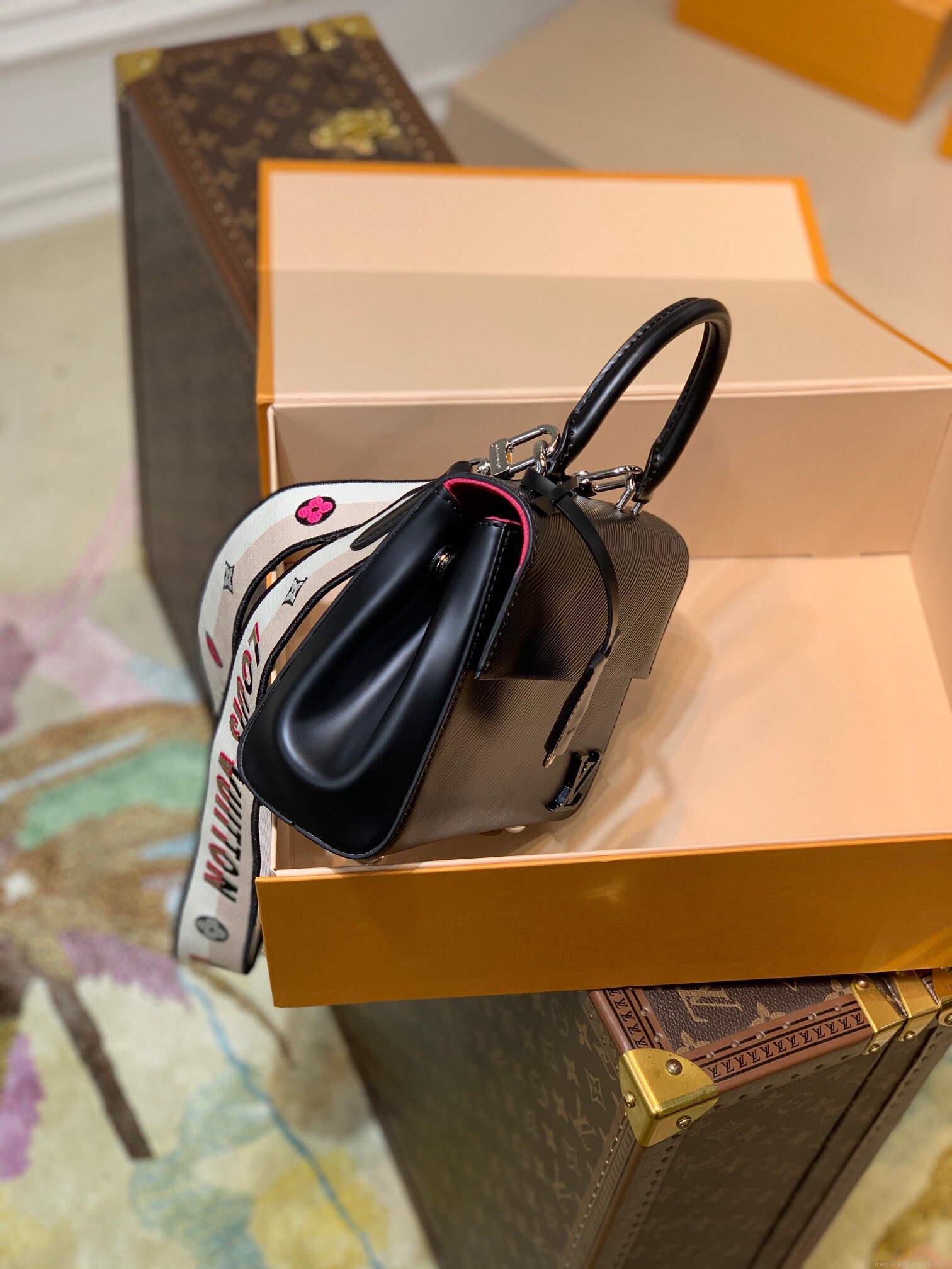 LV M58925 Louis Vuitton Cluny Mini Handbag Black