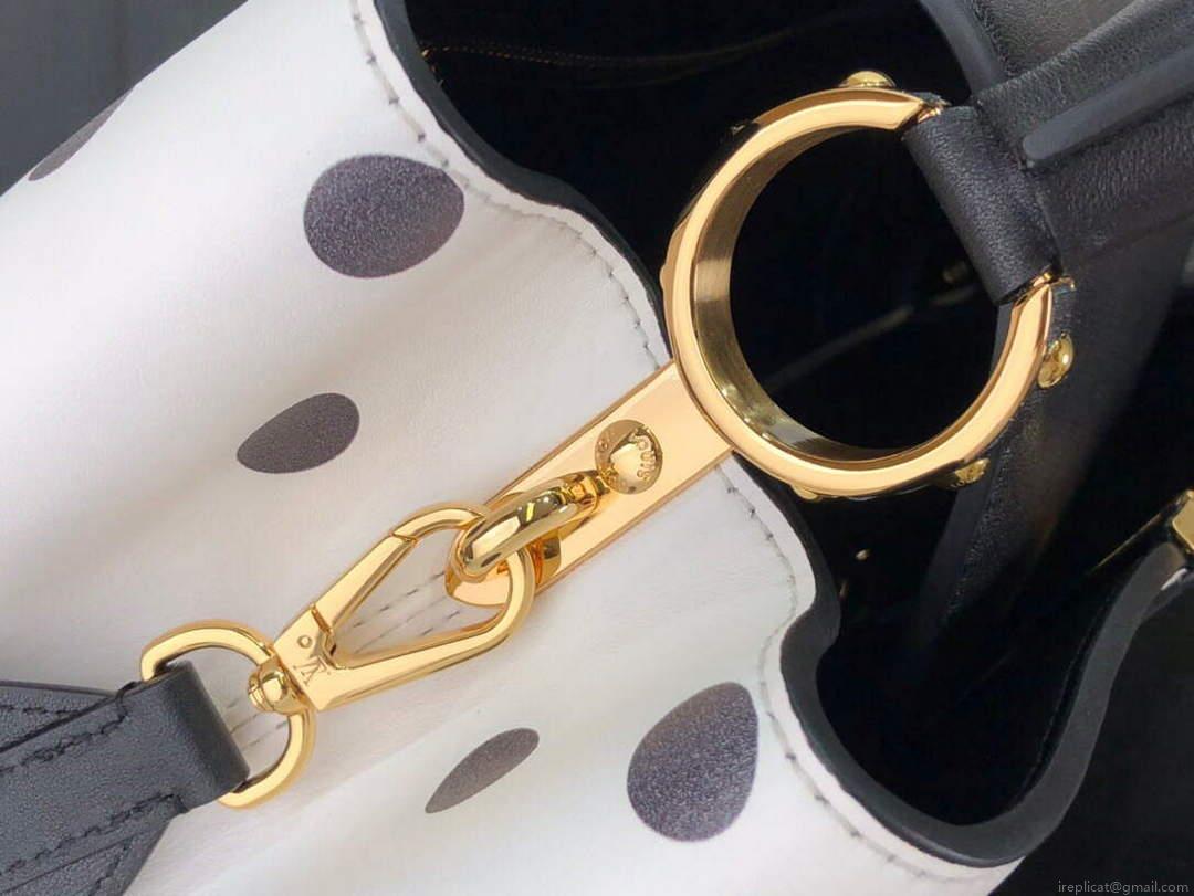 LV M20373 Louis Vuitton Capucines MM Handbag
