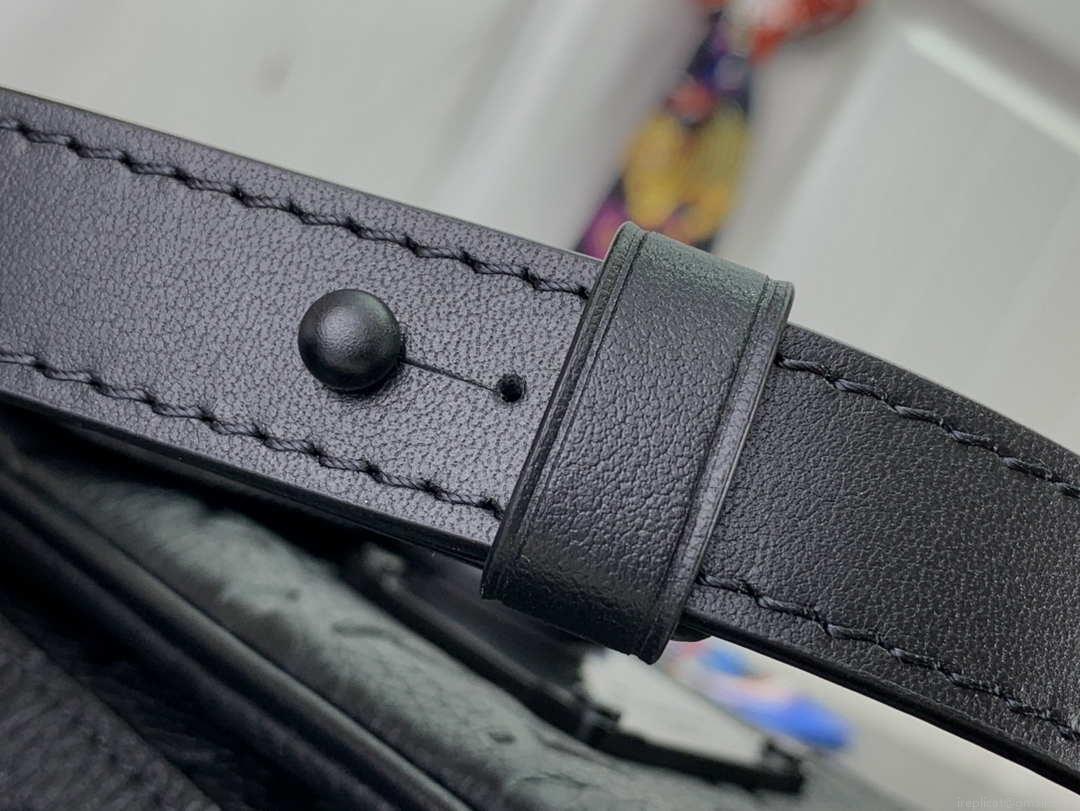 LV M81524 Louis Vuitton S-Lock Vertical Wearable Wallet Black