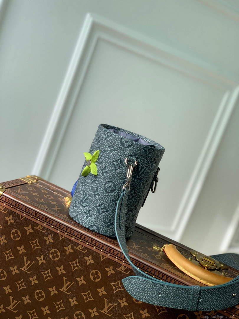 LV M81572 Louis Vuitton Chalk Pouch Bag Gray