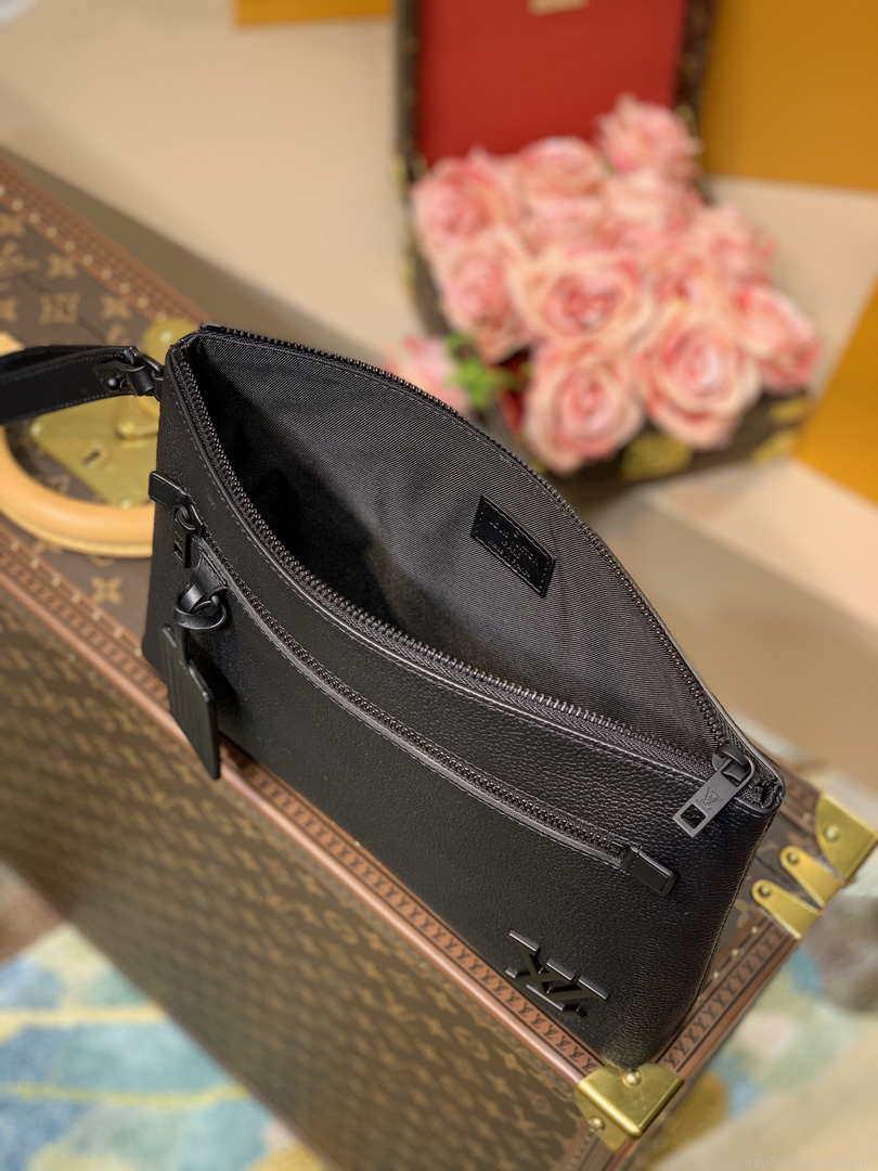 Louis Vuitton M69837 LV Aerogram Pochette iPad Black