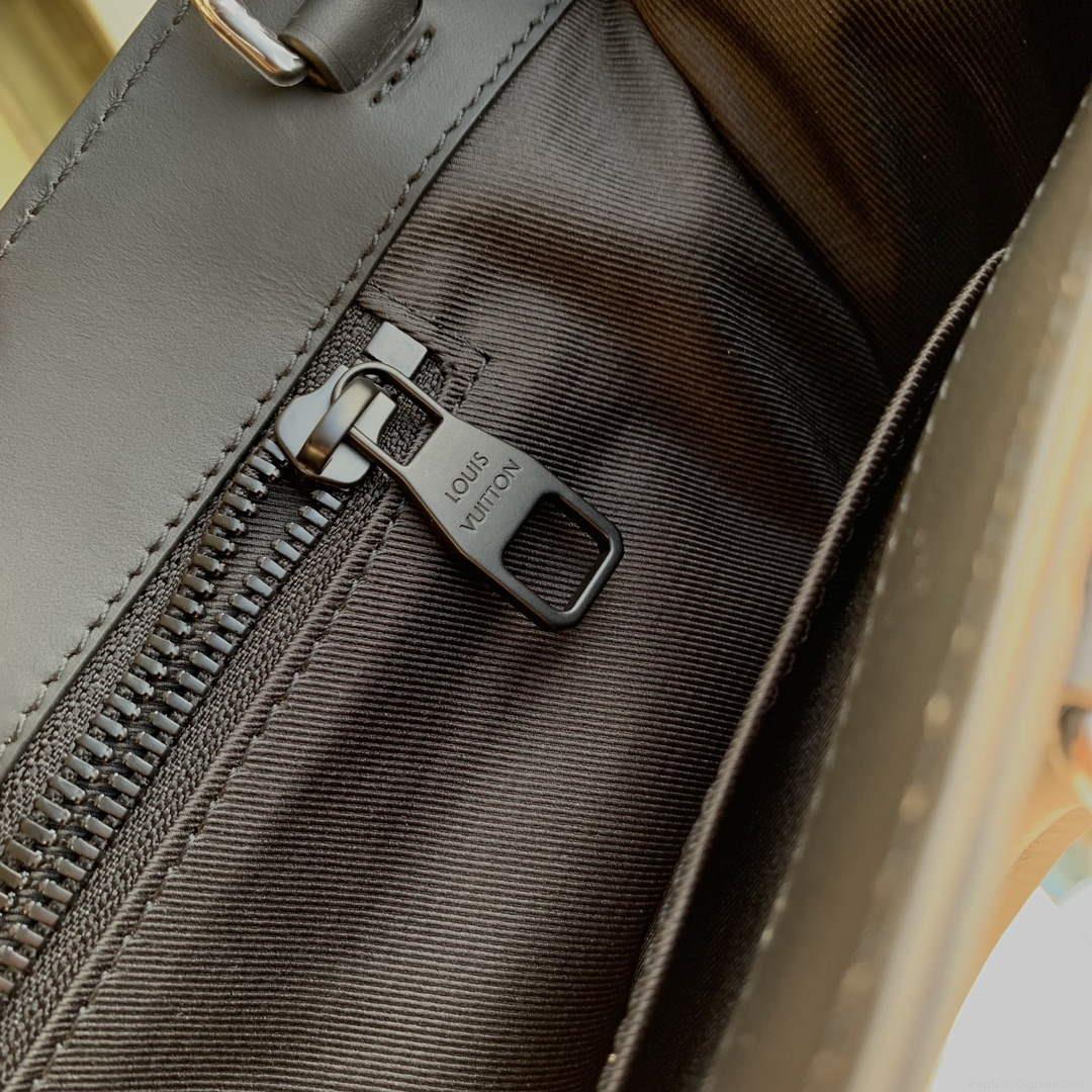 LV M21866 Louis Vuitton Sac Plat NV Bag Black