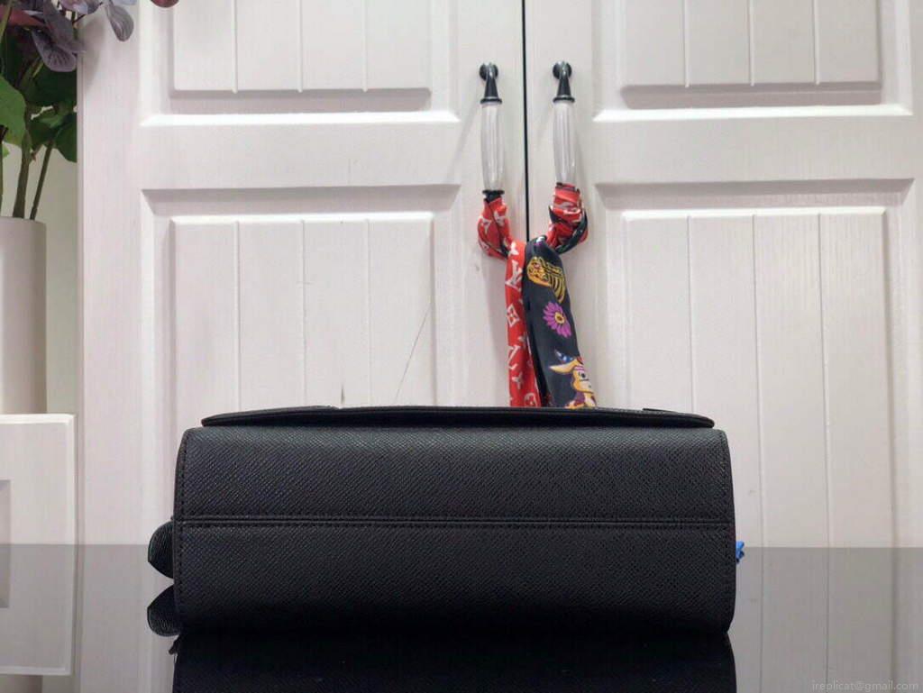 LV M30807 Louis Vuitton New Flap Messenger Black