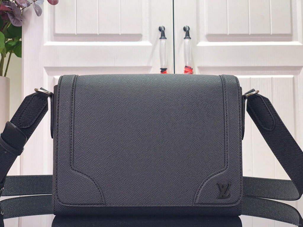 LV M30807 Louis Vuitton New Flap Messenger Black