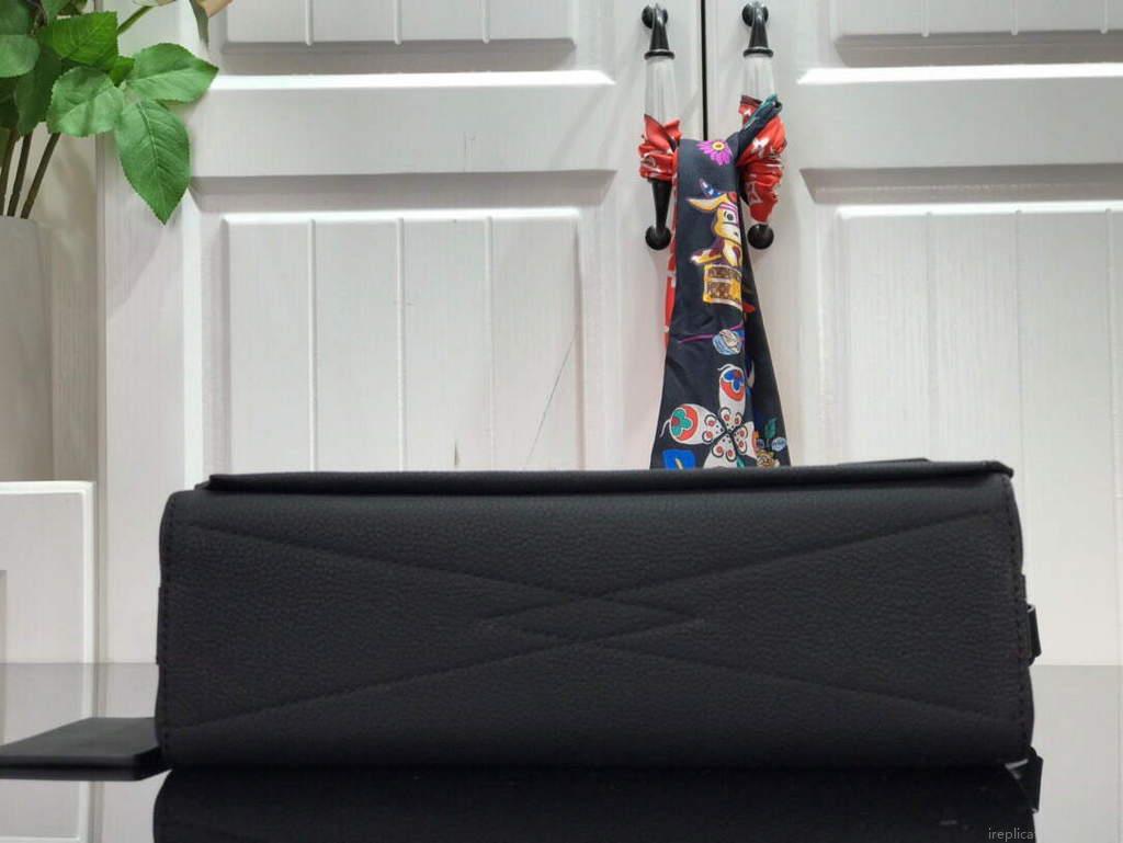 LV M57080 Louis Vuitton Messenger Bag Black