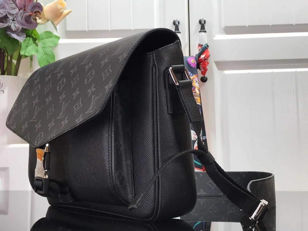 LV M30746 Louis Vuitton M30745 New Messenger Bag Black