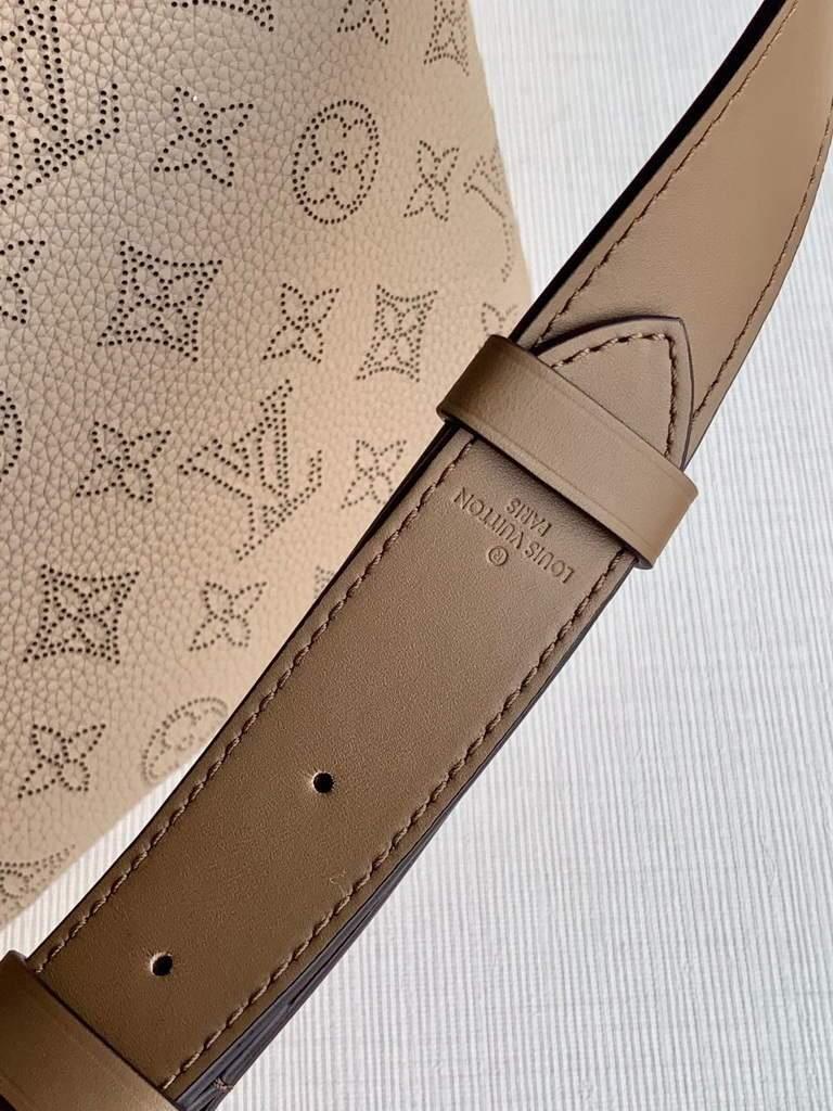 LV M56084 Louis Vuitton M56073 Beaubourg Hobo MM Mahina Galet Grey