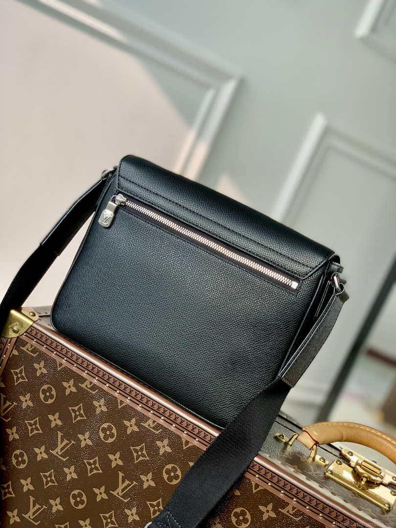 Louis Vuitton M30850 District PM Taiga infini Black