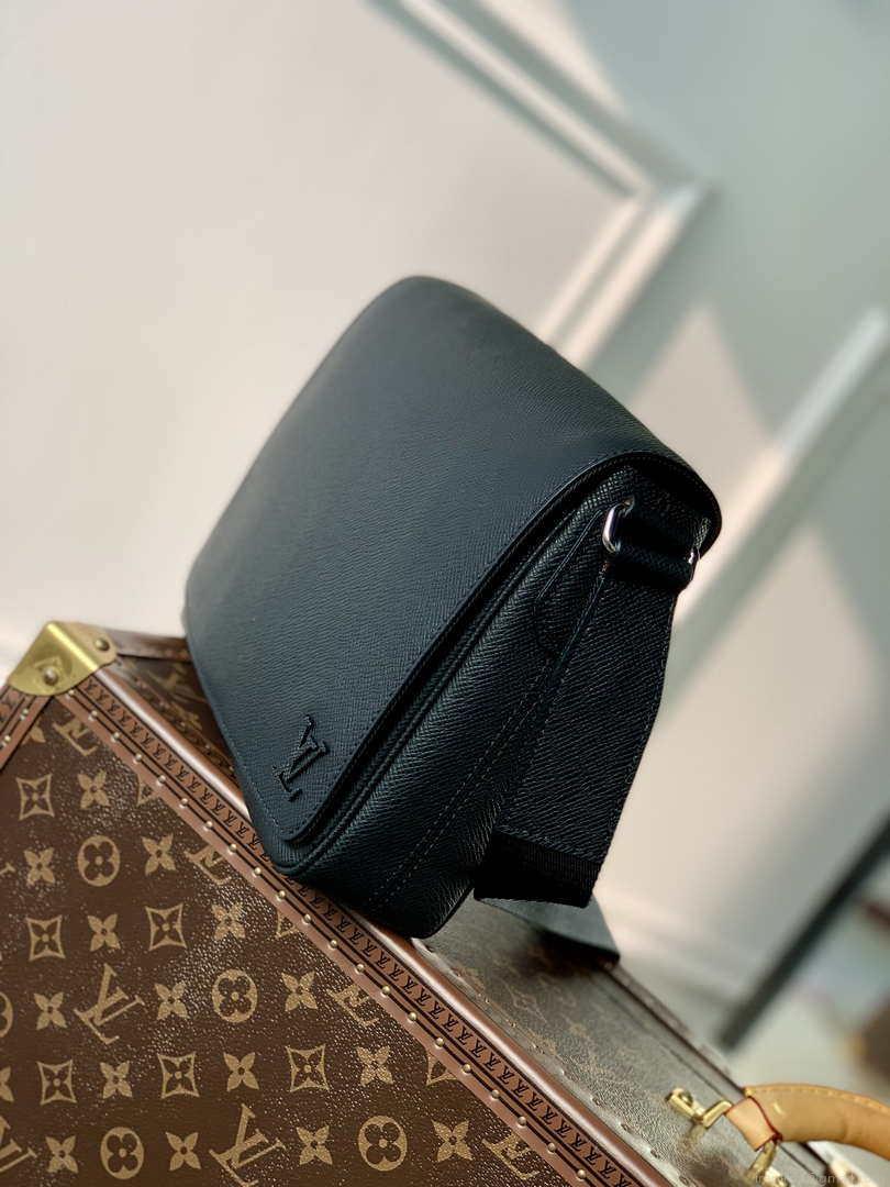 Louis Vuitton M30850 District PM Taiga infini Black