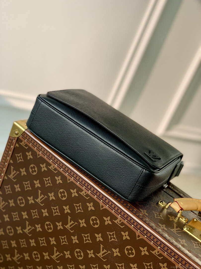 Louis Vuitton M30850 District PM Taiga infini Black