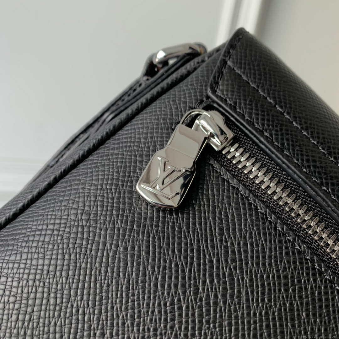 Louis Vuitton M30850 District PM Taiga infini Black