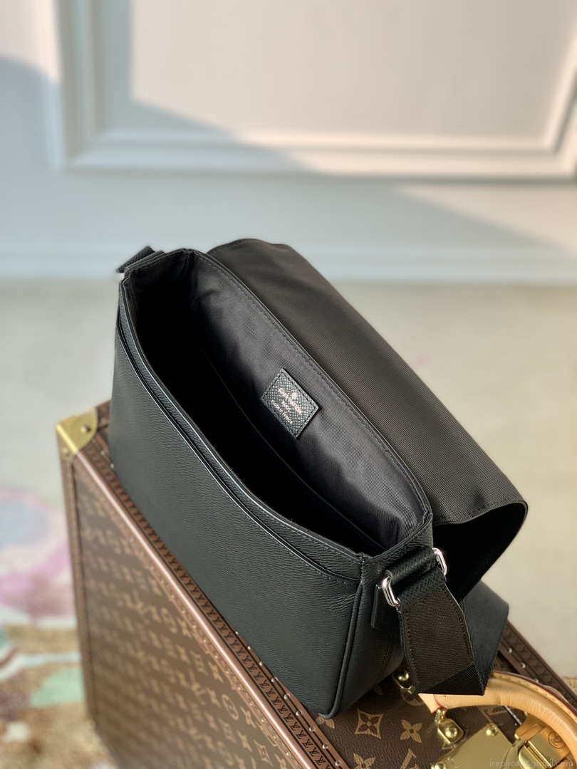 Louis Vuitton M30850 District PM Taiga infini Black
