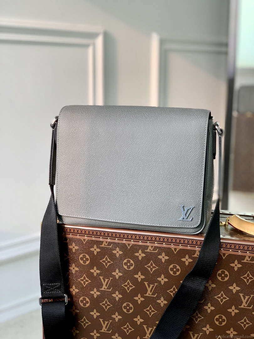 Louis Vuitton M30851 District PM Taiga infini Gray