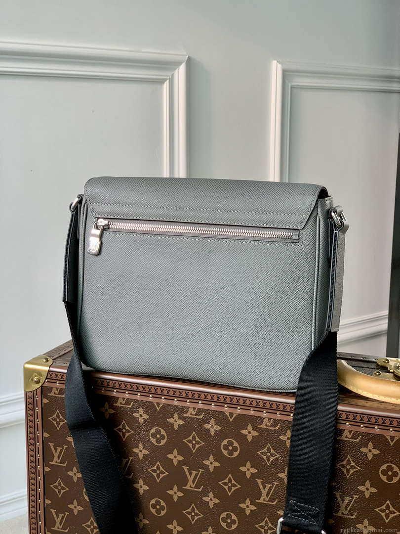 Louis Vuitton M30851 District PM Taiga infini Gray