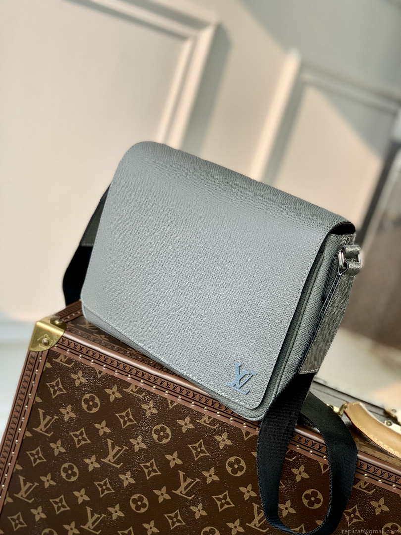 Louis Vuitton M30851 District PM Taiga infini Gray