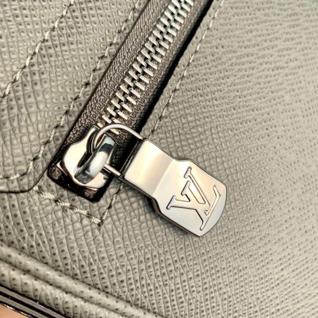 Louis Vuitton M30851 District PM Taiga infini Gray