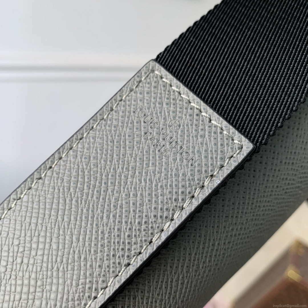 Louis Vuitton M30851 District PM Taiga infini Gray
