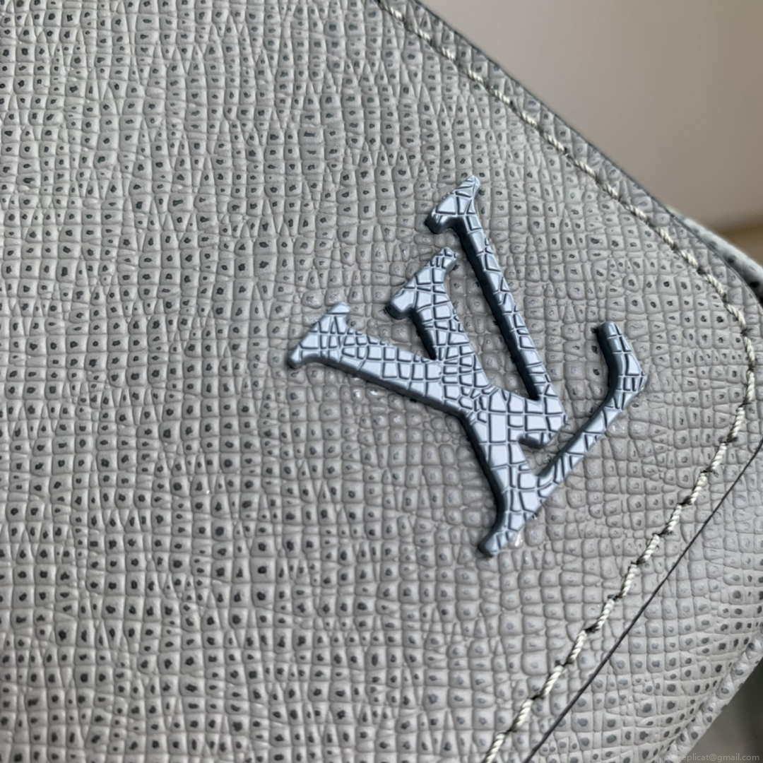 Louis Vuitton M30851 District PM Taiga infini Gray