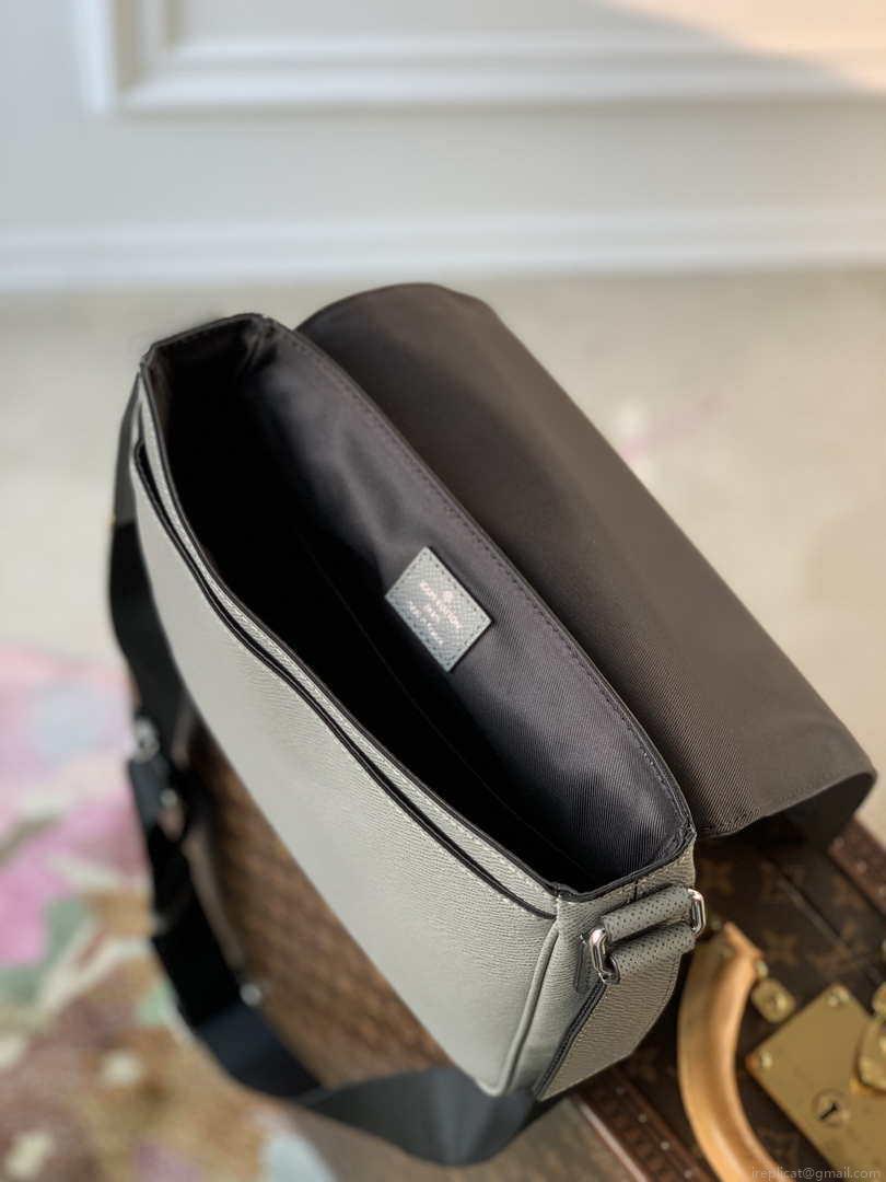 Louis Vuitton M30851 District PM Taiga infini Gray