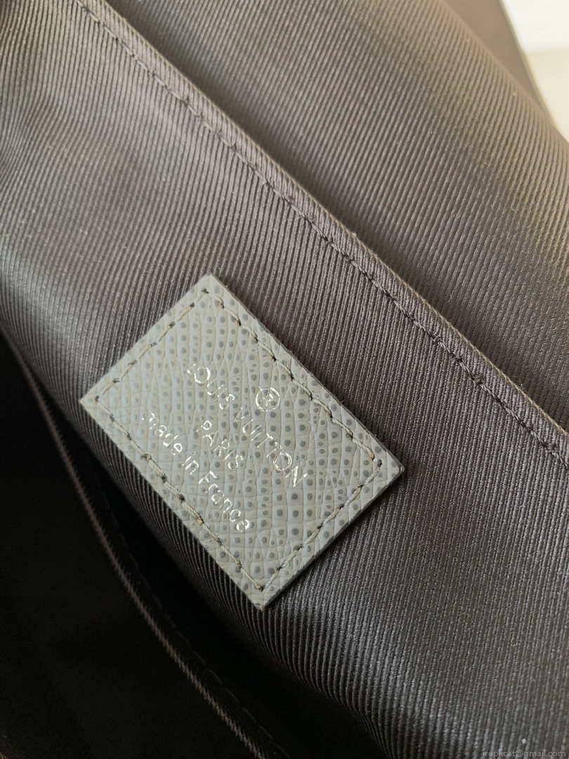 Louis Vuitton M30851 District PM Taiga infini Gray