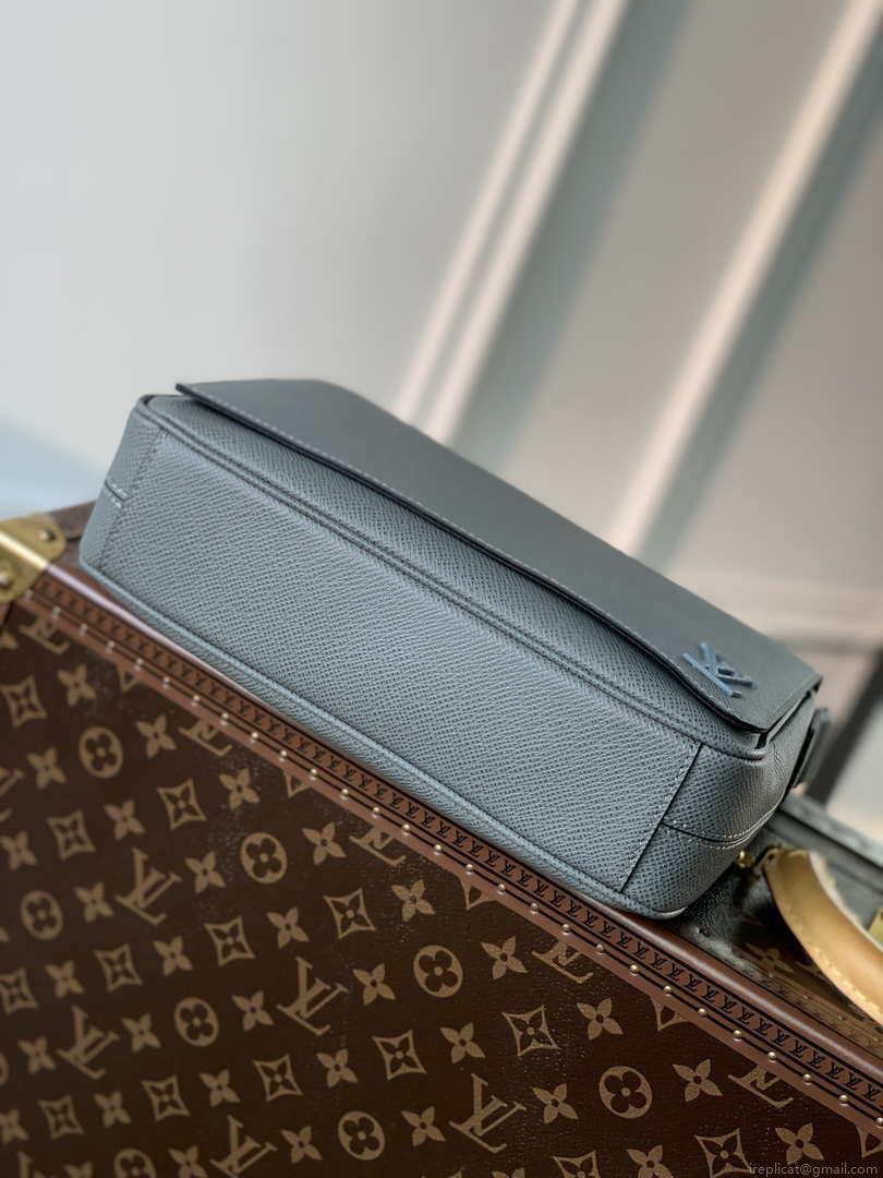 Louis Vuitton M30851 District PM Taiga infini Gray