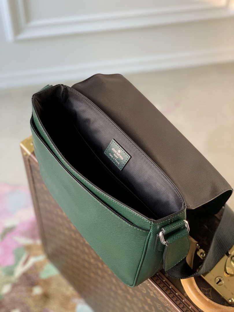 Louis Vuitton M30861 District PM Taiga infini Dark Green bag