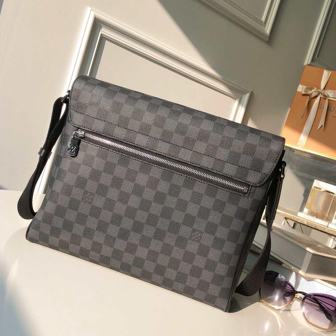 Louis Vuitton N41029 District MM Damier graphite Black