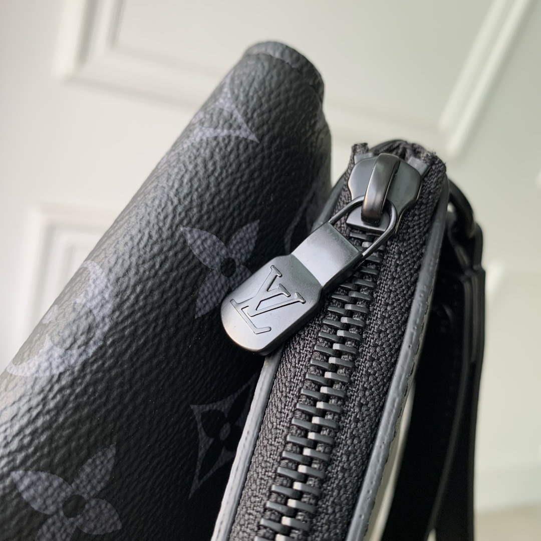 LV M82598 Louis Vuitton Pochette S-Lock Black