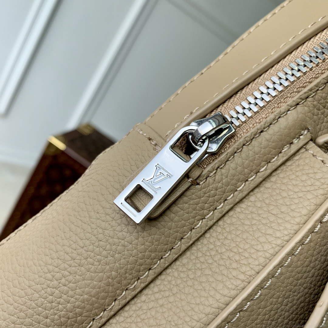 LV M23765 Louis Vuitton Pilot Slingbag Sable Beige