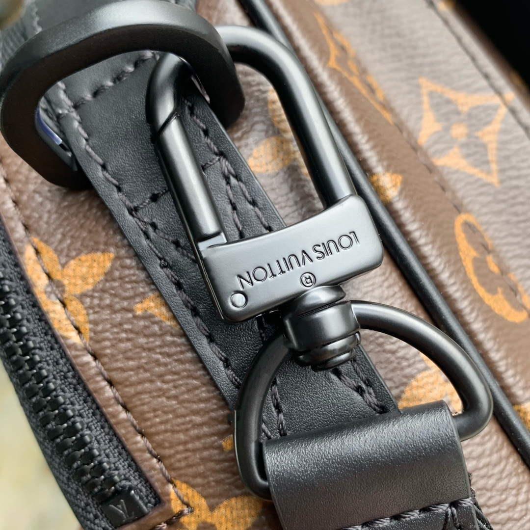 LV M46973 Louis Vuitton Quest Messenger Bag