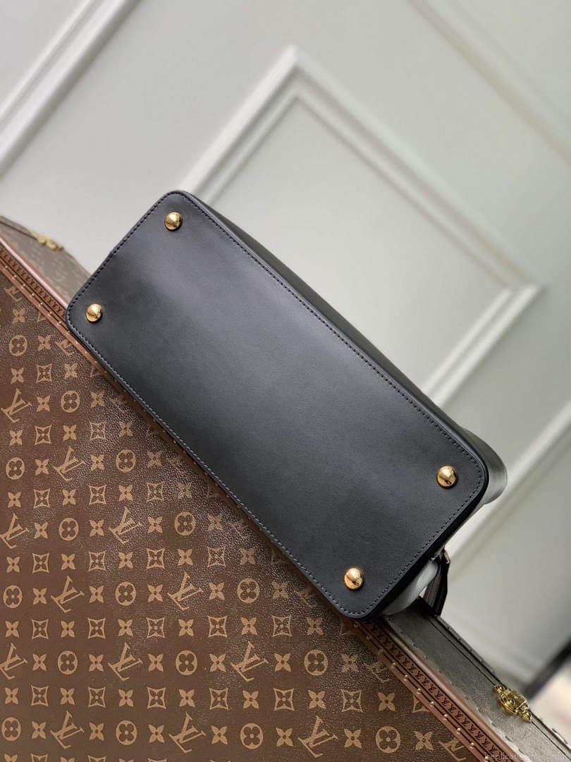 LV M24607 Louis Vuitton Capucines GM Souple Handbag Black